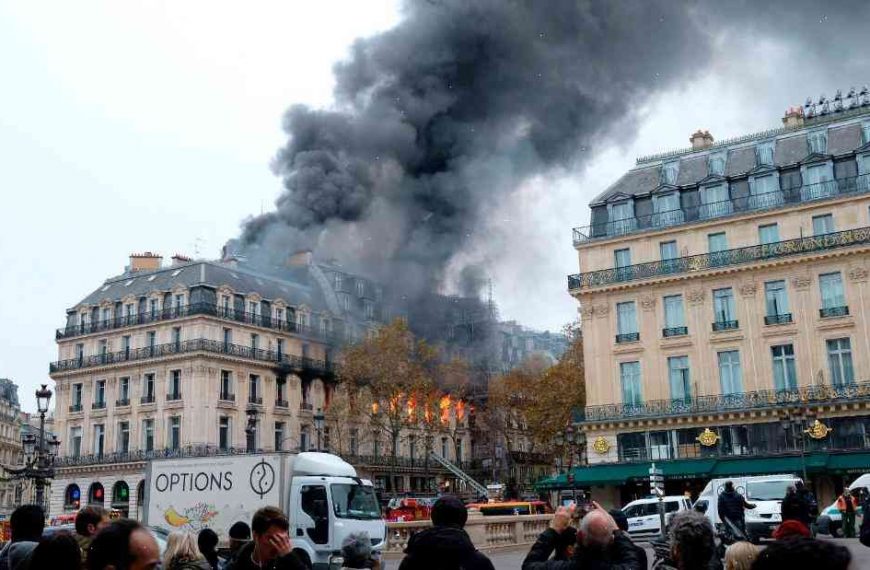 Firefighters evacuate Paris theater after roof catches fire